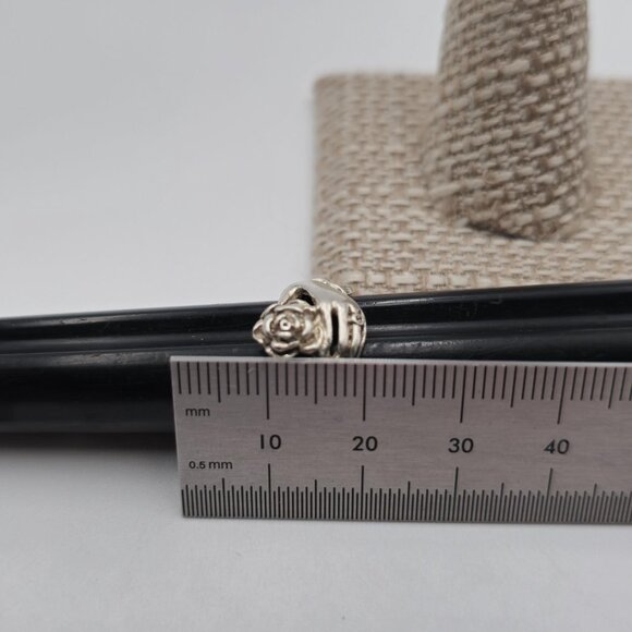 Size 5 Sterling Silver Rose In Hands Band Ring A3277 - Picture 7 of 8